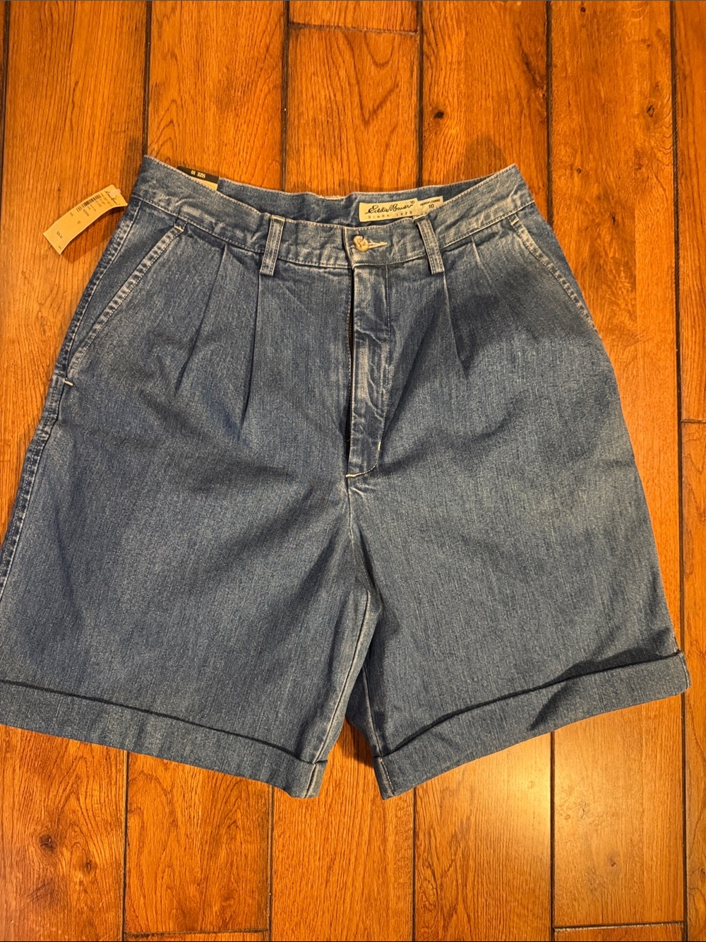 Eddie Bauer Medium Blue Pleated Denim Women’s Shorts NWT Vintage